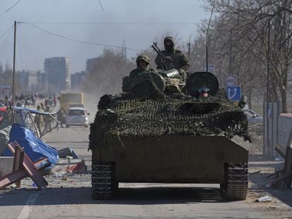 Tropas prorrusas con uniformes sin insignias conducían este sábado un vehículo blindado por Mariupol.