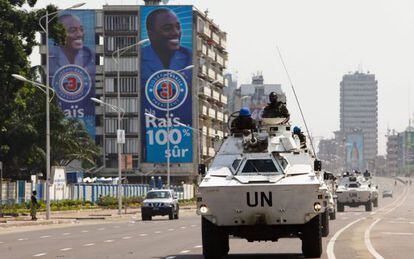Veh&iacute;culos blindados de los Cascos Azules de la ONU patrullan a lo largo de una avenida junto a los carteles de propaganda del presidente Joseph Kabila, en Kinshasa, Rep&uacute;blica Democr&aacute;tica del Congo