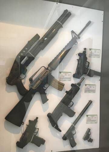 Armamento del cartel de Medellín, en la esquina inferior, la pistola de Escobar.