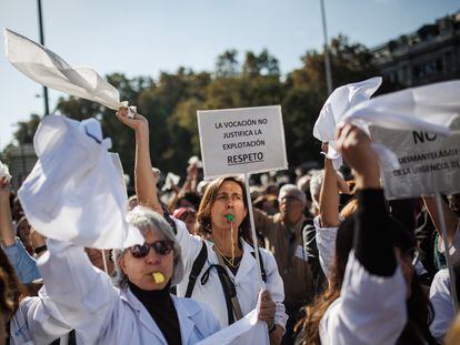 Unas 200.000 personas, según la Delegación de Gobierno, marchaban durante la manifestación contra el desmantelamiento de la atención primaria en la Sanidad Pública, este domingo en Madrid.