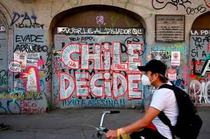 Un hombre en bicicleta por Santiago de Chile dos días antes del referéndum del pasado 25 de octubre.