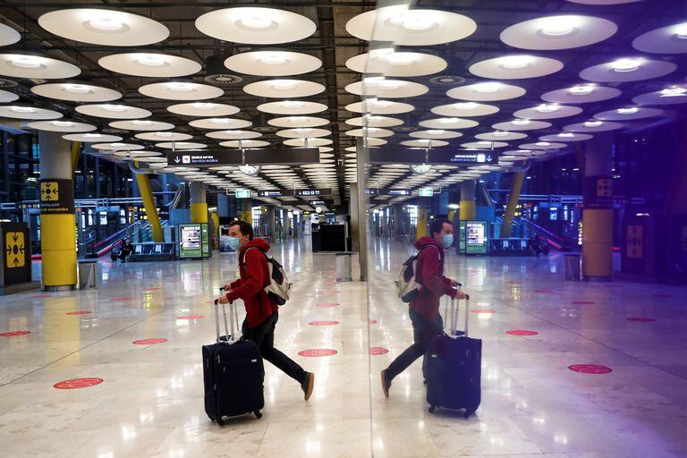 Un pasajero camina por el aeropuerto de Barajas en Madrid el 3 de febrero.