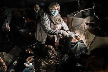 Las trabajadoras sociales se adentran bajo los puentes de Kabul para prestar ayuda a los adictos.