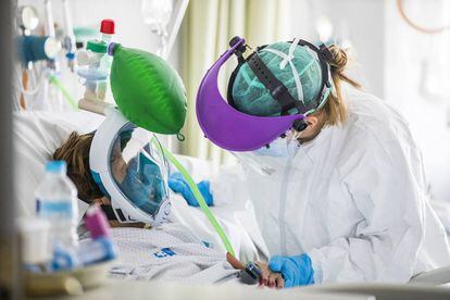 Una sanitaria atiende a una paciente con insuficiencia respiratoria en una de las plantas dedicadas a pacientes con Covid en La Paz.