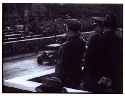 Un fotograma de 'Raza' en el que Franco saluda en un desfile y que él mismo censuró.
