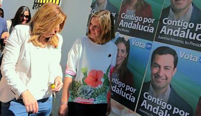 Susana Díaz camina junto a la candidata del PSOE en Ubrique, Isabel Gómez.