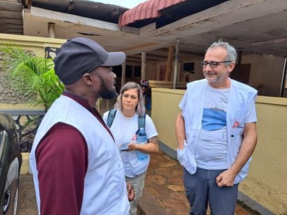 Ruggero Giuliani, an MSF doctor, talks with other health workers at Mubende Hospital in Uganda.