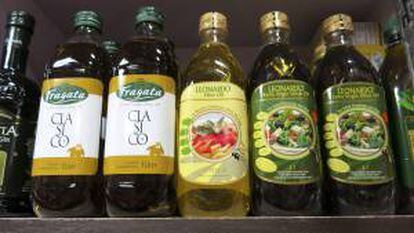 Muestras de las diferentes marcas de aceite de oliva que se venden en la India.