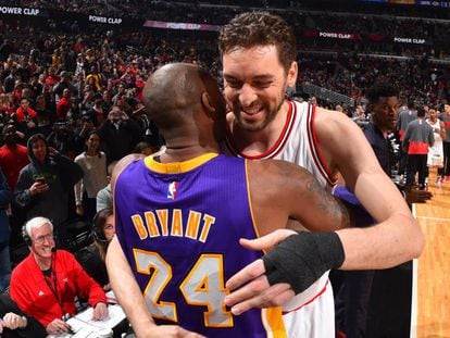 Gasol y Bryant se abrazan en un partido de la NBA en 2016.