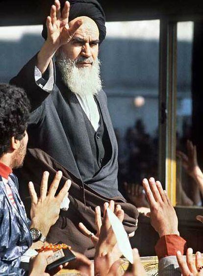 Jomeini, saludando a sus seguidores en febrero de 1979, poco después de regresar del exilio.