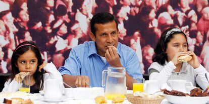 Ollanta Humala desayuna con sus hijas esta mañana.