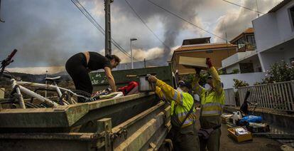 Vecinos del barrio de Todoque, ayudados por empleados municipales, en los Llanos, recogen sus pertenencias después de ser evacuados el 22 de septiembre. La zona ha quedado totalmente arrasada.