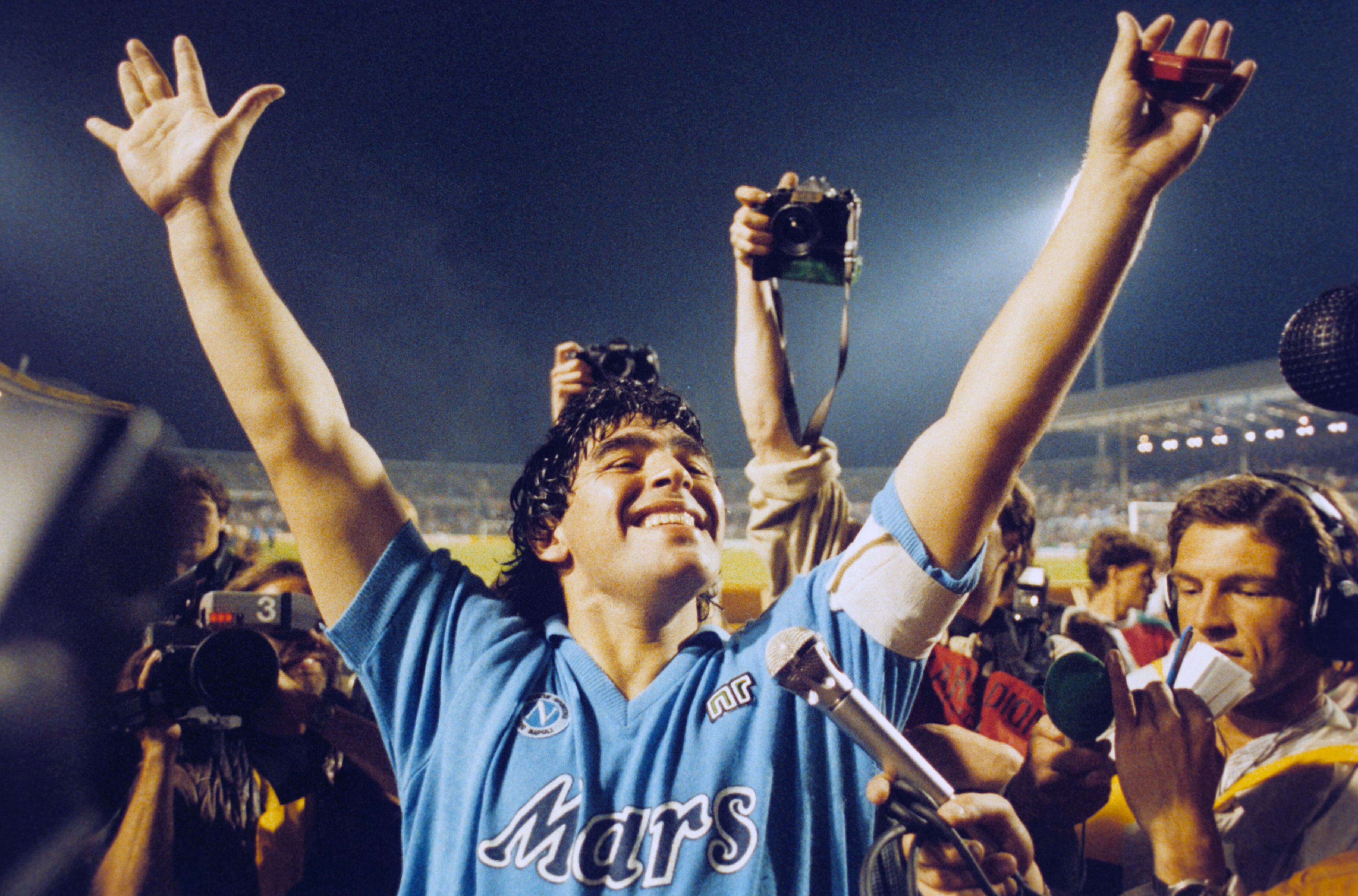 Maradona celebra la victoria de la copa de la UEFA en 1989.