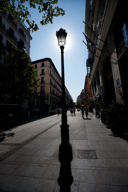 Nuevas farolas en la calle de Arenal, modelo Fernando VII.