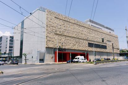Fachada del EMST, el museo de arte contemporáneo más importante de Grecia.