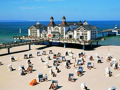 Son tradicionales, en algunos puntos de la costa báltica alemana, los restaurantes en edificios sobre muelles en el mar, como éste de Sellin, en la isla de Rügen.