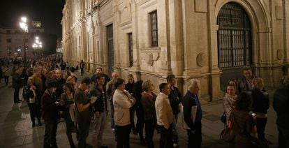 Colas de ciudadanos para visitar la capilla ardiente de la Duquesa.