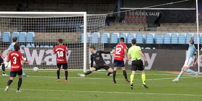 Iago Aspas marca ante Osasuna en Balaídos.