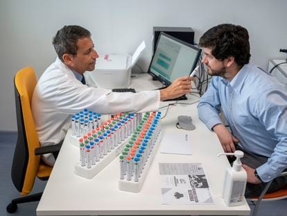 Claudio Fragola (izquierda), otorrinolaringólogo del Hospital Ramón y Cajal de Madrid, muestra un test de olfatometría.