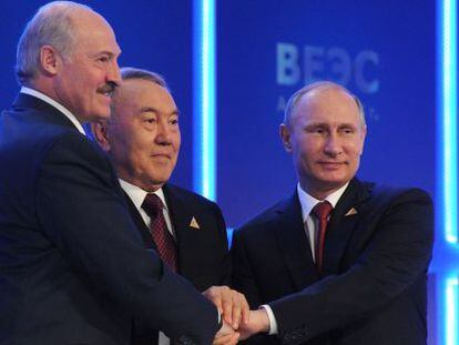El presidente de Rusia, Kazajist&aacute;n y Bielorrusia tras sellar el acuerdo de libre comercio. 