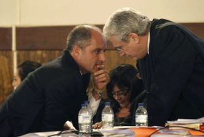 Camps conversa con su letrado, Javier Boix, durante la segunda jornada del juicio.