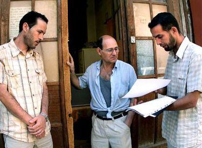 El mediador Abdelaziz Bohulassa, a la derecha, ayuda a un magrebí en las gestiones para encontrar trabajo en Valencia.
