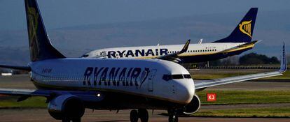 FILE PHOTO: Ryanair Boeing 737-800 aircraft taxi at Manchester Airport, Britain.