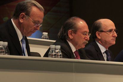 De izquierda a derecha, Isidro Fainé, Luis del Rivero y Antonio Brufau en la última junta de Repsol.