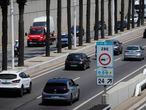 30.7-2021. Barcelona. Carteles y coches en zona de bajas emisiones en ronda litotal . © Foto: Cristóbal Castro
