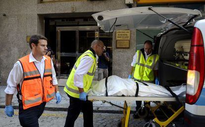 El cadáver de la mujer asesinada en Ourense es retirado de su domicilio, el pasado miércoles.