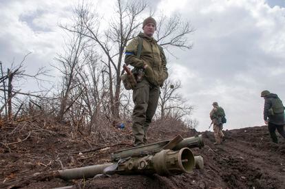 Un soldado ucranio, en una aldea en el noreste de Ucrania.