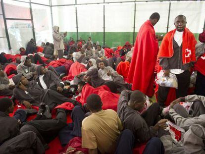 Los cientos de inmigrantes rescatados llevan al límite el polideportivo habilitado en Tarifa.