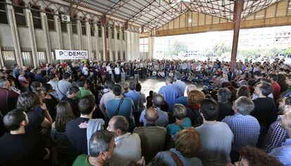 Asamblea de Podemos en un tinglado del Puerto de Valencia.