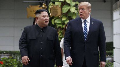 El presidente de los Estados Unidos, Donald Trump, y el líder norcoreano, Kim Jong Un, caminan tras su encuentro en el hotel Sofitel Legend Metropole Hanói.