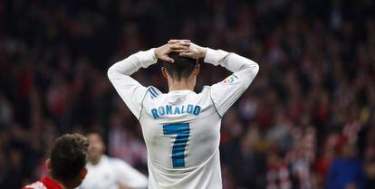 Cristiano Ronaldo se lamenta durante el partido contra el Atlético.