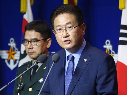 El viceministro de Defensa de Corea del Sur (derecha) en una conferencia de prensa en Se&uacute;l este lunes. 