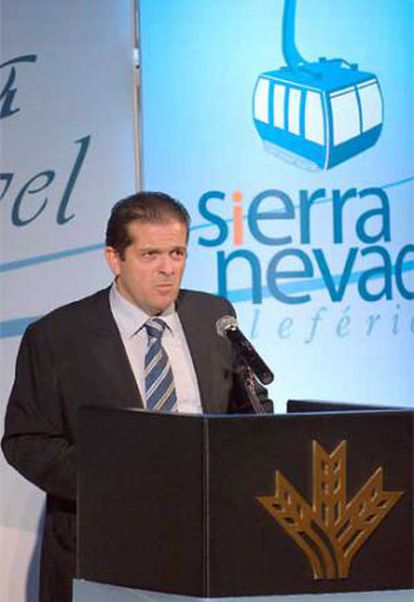 El presidente la sociedad Telef&eacute;rico de Sierra Nevada SA, Juan Antonio L&oacute;pez, durante la presentaci&oacute;n de proyecto en 2006.