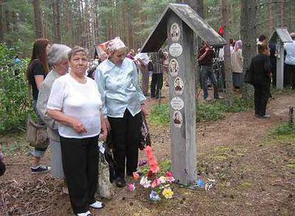 Las hermanas Augusta y Taisa, ante el monumento que recuerda a las víctimas de Stalin en Karelia.