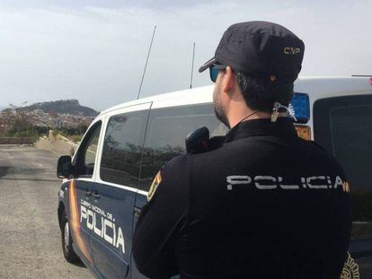 Un agente de la Policía Nacional, en Málaga. 