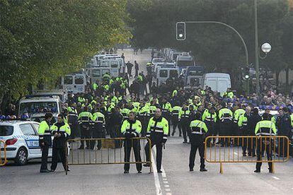 Agentes de la Policía Municipal impiden el paso a los vecinos de Carabanchel que protestan contra la instalación temporal de un centro de indigentes.