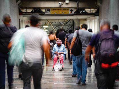 Una mujer de la tercera edad pide limosna en la estación Chabacano de la Linea 9. 
ciudad de México, 29 abril de 2023.