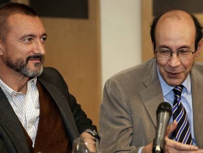 Arturo Pérez-Reverte junto a Francisco Rico, en 2005.