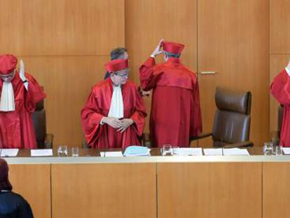 Jueces del Tribunal Constitucional alemán abandonan la sala tras anunciar el veredicto sobre la legalidad de las sanciones a los desempleados en Karlsruhe, el pasado noviembre.