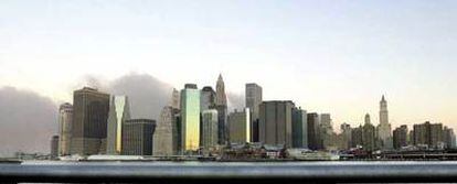 Vista de Manhattan, desde el barrio de Brooklyn de Nueva York, al día siguiente del atentado a las torres del World Trade Center el 11 de septiembre de 2001.