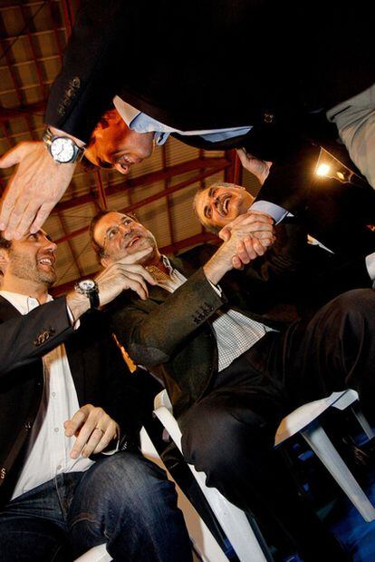 Rajoy, ayer en Palma con el presidente autonómico, José Ramón Bauzá (izquierda), Mateu Isem (derecha) y Miquel Ramis (de pie).