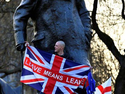 Un manifestante a favor del Brexit se sube el pasado viernes a una estatua de Churchill en Londres.