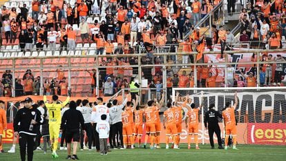 Jugadores del Cobreloa saludan a los aficionados en la grada, durante un partido de la temporada regular, en una imagen compartida por el equipo en redes sociales.