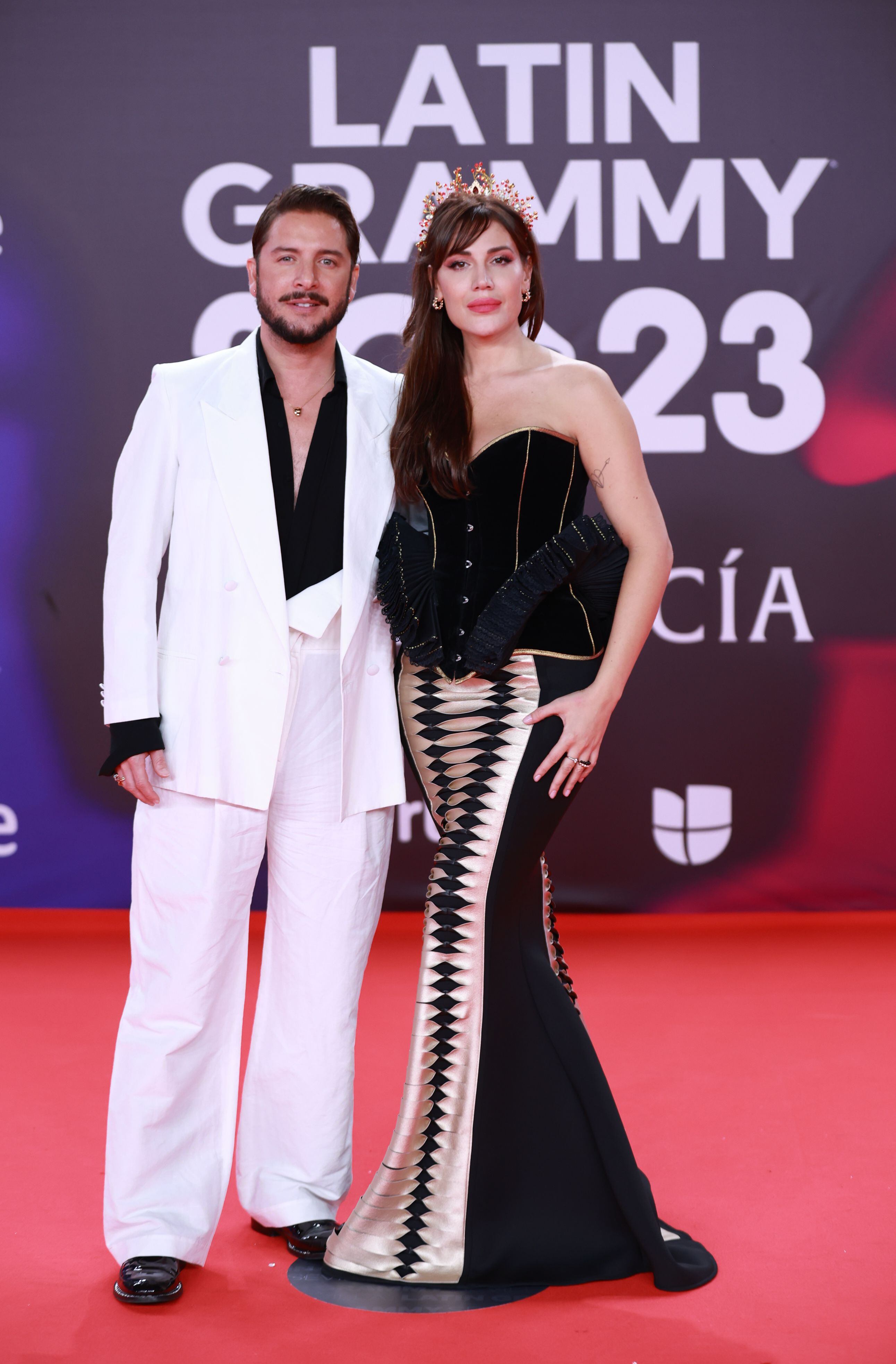 Manuel Carrasco, que apostó por un traje blanco, y su pareja  Almudena Navalón.