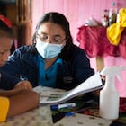 Adriana López da clase a Michelle en su casa de Cascales (Sucumbíos, Ecuador).