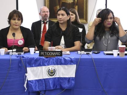 Sesi&oacute;n de denuncia de la violencia contra personas trans en El Salvador ante la Comisi&oacute;n Interamericana de Derechos Humanos en 2015. A la derecha, Karla Avelar.